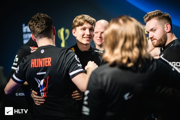 国外解说预测赛果：仅两人看好BLG胜 五人认为TES赢